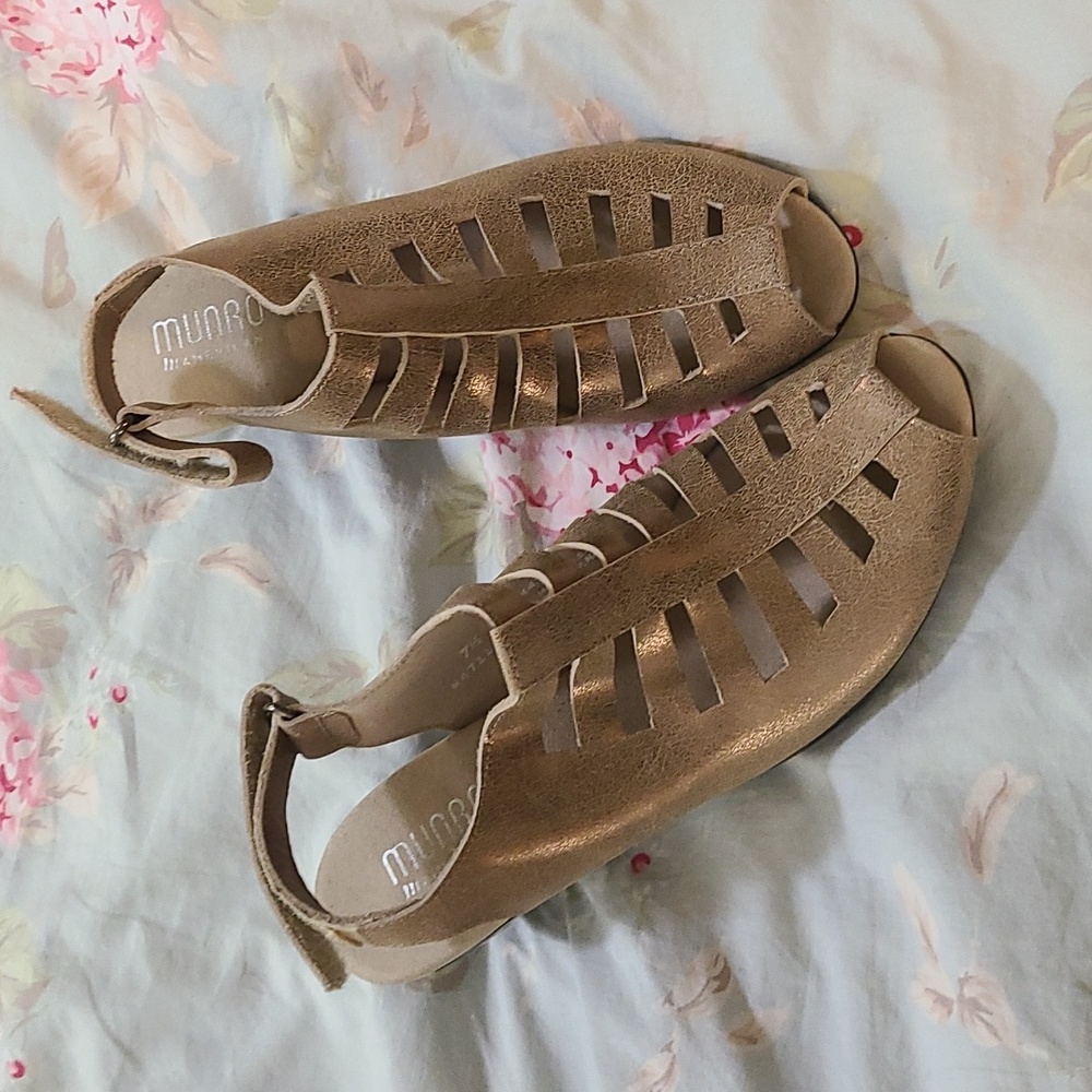 Tan and Gold Munro Open toe heel